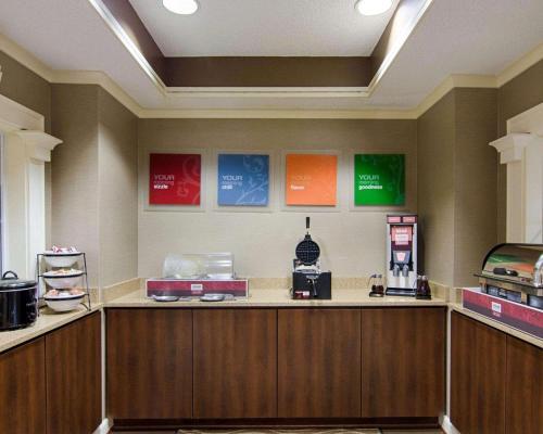 a waiting room with a cash counter in a store at Quality Inn & Suites Little Rock West in Little Rock