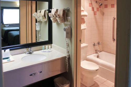 La salle de bains est pourvue d'un lavabo, de toilettes et d'un téléphone. dans l'établissement Quality Inn Navajo Nation Capital, à Window Rock