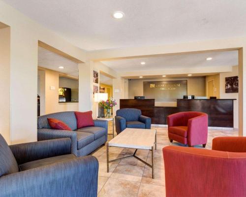 a waiting room with couches and chairs and a bar at Quality Inn Prescott in Prescott