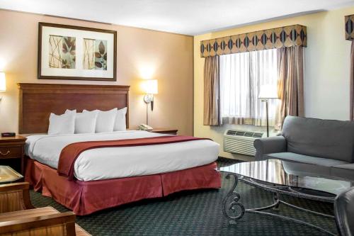 a hotel room with a bed and a couch at Quality Inn Wickenburg in Wickenburg