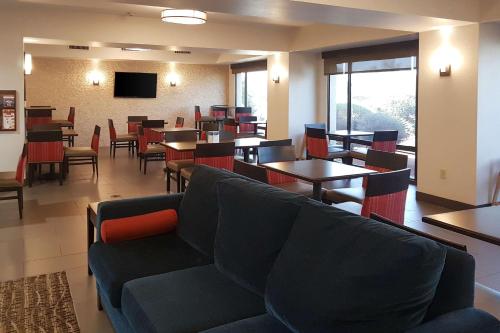 Μια τηλεόραση ή/και κέντρο ψυχαγωγίας στο Comfort Inn I-10 West at 51st Ave
