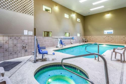 Πισίνα στο ή κοντά στο Rodeway Inn & Suites Lake Havasu City