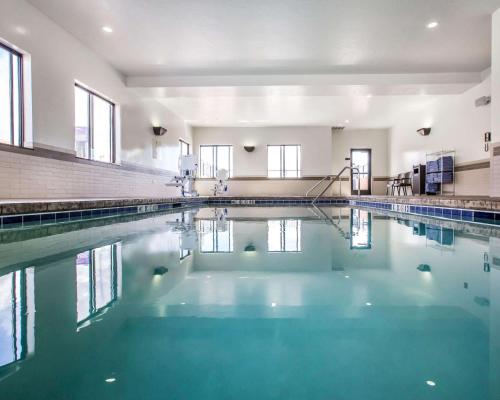uma piscina com água azul num edifício em Sleep Inn & Suites Page at Lake Powell em Page