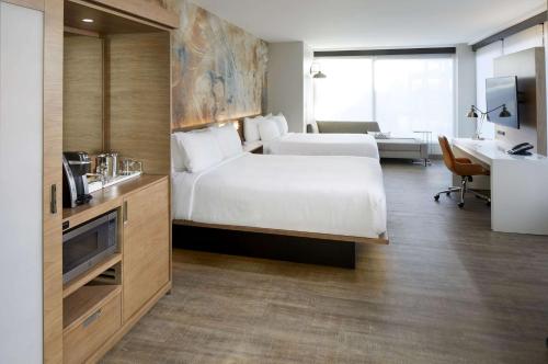 Säng eller sängar i ett rum på Cambria Hotel Phoenix Chandler - Fashion Center