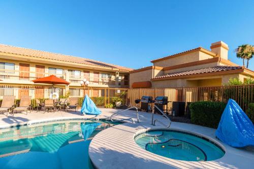 a swimming pool in front of a apartment building at Quality Inn Casa Grande I-10 in Casa Grande