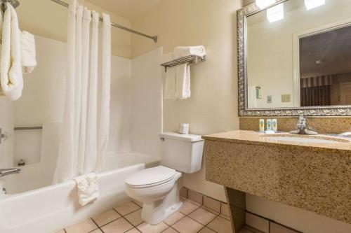 uma casa de banho com um WC, uma banheira e um lavatório. em Quality Inn Casa Grande I-10 em Casa Grande