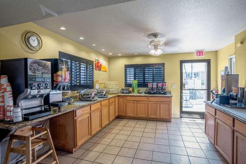 a kitchen with a coffee shop with a counter at Quality Inn & Suites Phoenix NW - Sun City in Youngtown