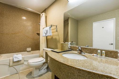 Phòng tắm tại Quality Inn Near China Lake Naval Station