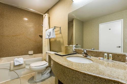 Баня в Quality Inn Near China Lake Naval Station