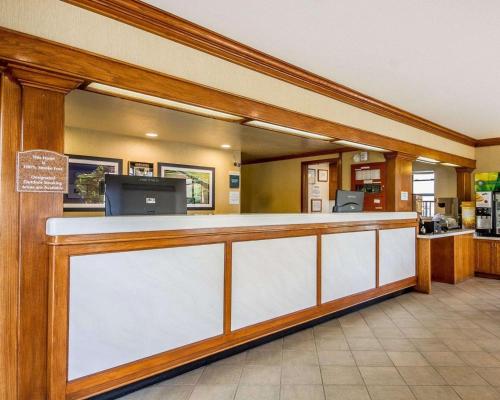 a lobby of a hotel with a reception counter at Quality Inn Petaluma - Sonoma in Petaluma