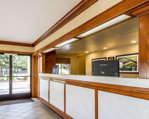 a lobby with a bar with a view of a street at Quality Inn Petaluma - Sonoma in Petaluma