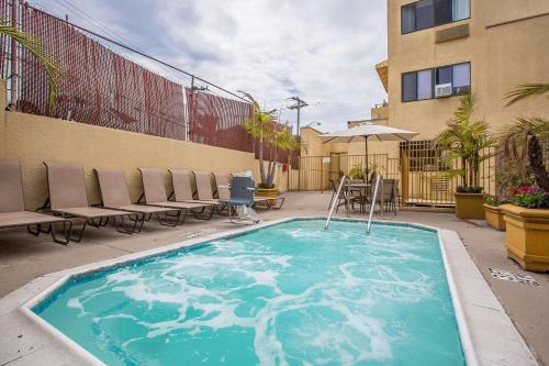 Majoituspaikassa Quality Inn & Suites Hermosa Beach tai sen lähellä sijaitseva uima-allas
