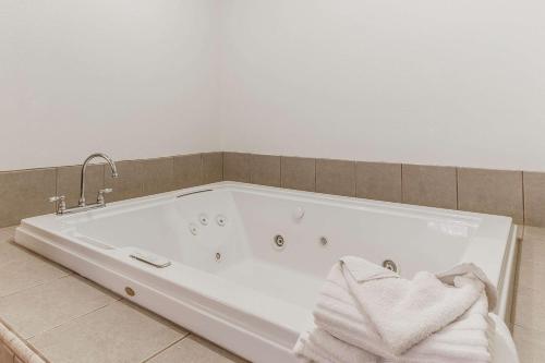 
Een badkamer bij Comfort Inn Santa Cruz
