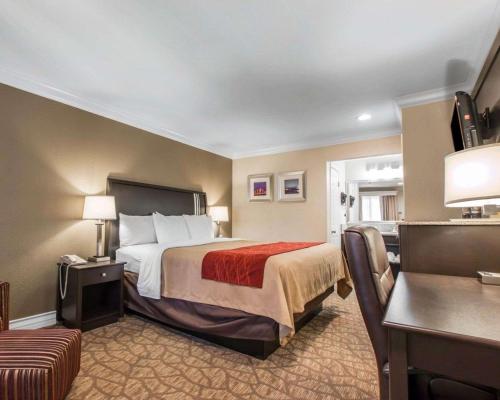 Ένα ή περισσότερα κρεβάτια σε δωμάτιο στο Quality Inn Downey