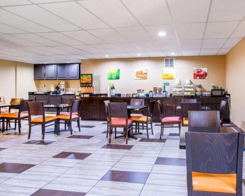 TV a/nebo společenská místnost v ubytování Quality Inn near Mammoth Mountain Ski Resort