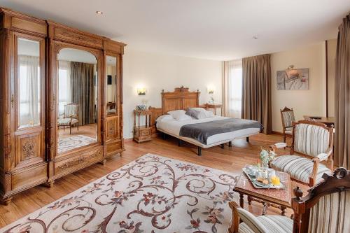 een slaapkamer met een bed en een woonkamer bij Hotel Zalle Don Fernando in Granda
