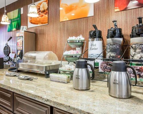 cocina con encimera con ollas y sartenes en Quality Inn & Suites Woodland - Sacramento Airport, en Woodland