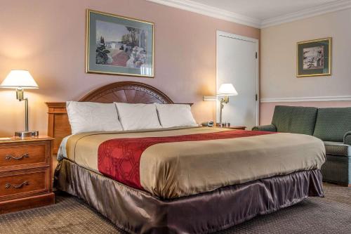 Ένα ή περισσότερα κρεβάτια σε δωμάτιο στο Econo Lodge Castro Valley I-580