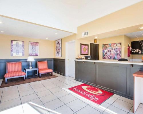 a hotel lobby with two chairs and a bar at Econo Lodge Inn & Suites Lodi - Wine Country Area in Lodi
