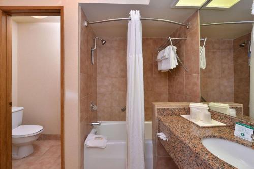 Ett badrum på Quality Inn & Suites Indio I-10