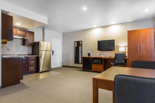 A television and/or entertainment centre at Quality Inn San Jose Airport - Silicon Valley