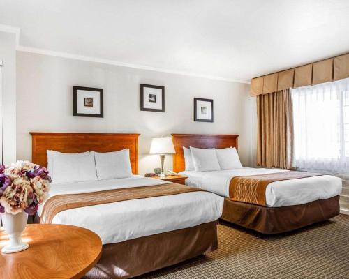 Кровать или кровати в номере The Inn at 1252 Monterey