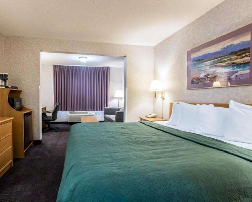 Ένα ή περισσότερα κρεβάτια σε δωμάτιο στο Quality Suites San Diego Otay Mesa