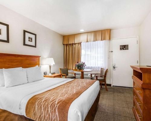 Кровать или кровати в номере The Inn at 1252 Monterey