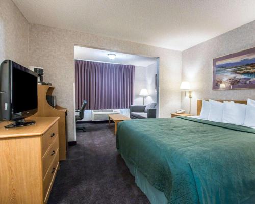 Ένα ή περισσότερα κρεβάτια σε δωμάτιο στο Quality Suites San Diego Otay Mesa