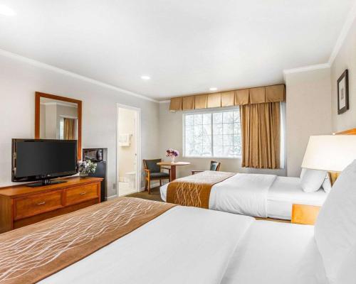 Телевизор и/или развлекательный центр в The Inn at 1252 Monterey
