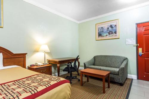 Rodeway Inn & Suites tesisinde bir odada yatak veya yataklar