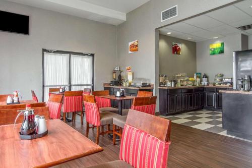 un restaurante con mesas, sillas y una barra en Quality Inn San Jose en San José