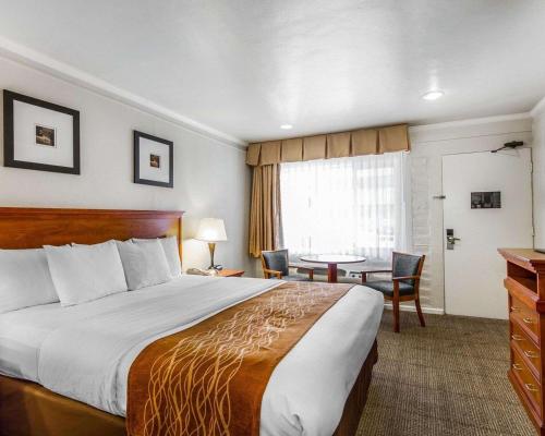 Кровать или кровати в номере The Inn at 1252 Monterey