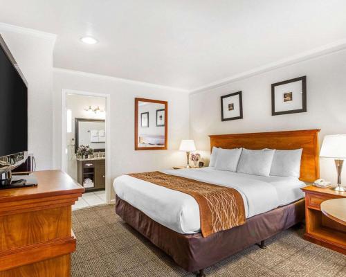 Кровать или кровати в номере The Inn at 1252 Monterey
