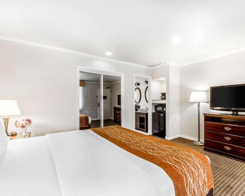 Кровать или кровати в номере The Inn at 1252 Monterey