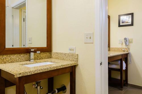 y baño con lavabo y espejo. en Comfort Inn Monterey Peninsula Airport, en Monterey