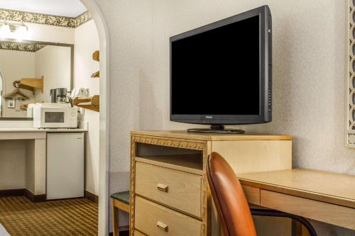 a room with a desk with a television on top of it at Comfort Inn Palo Alto in Palo Alto