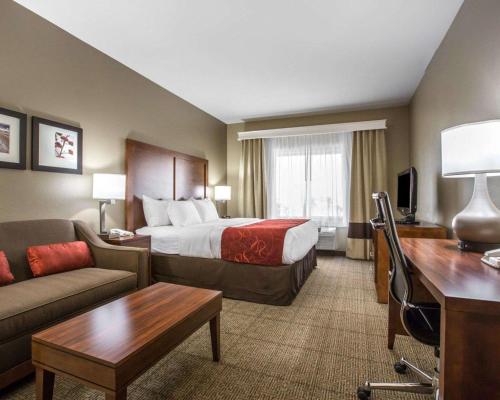 una camera d'albergo con letto e divano di Comfort Suites Victorville-Hesperia a Victorville
