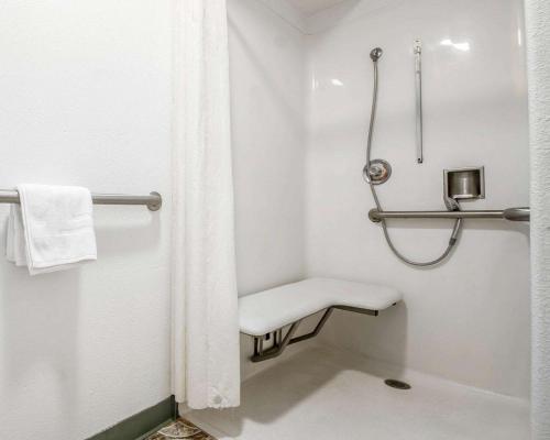 La salle de bains est pourvue d'une douche avec un banc. dans l'établissement Rodeway Inn Monterey Near Fairgrounds, à Monterey