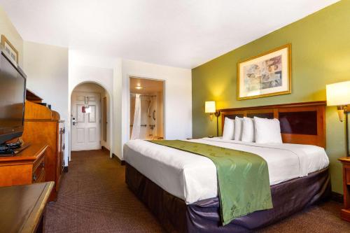 Ліжко або ліжка в номері Rodeway Inn Auburn – Foresthill