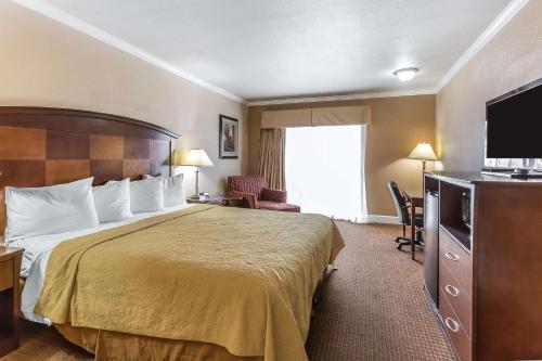 Giường trong phòng chung tại Quality Inn near Hearst Castle