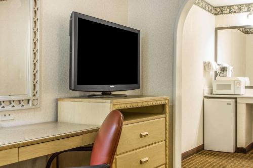 a room with a television on a desk with a chair at Comfort Inn Palo Alto in Palo Alto