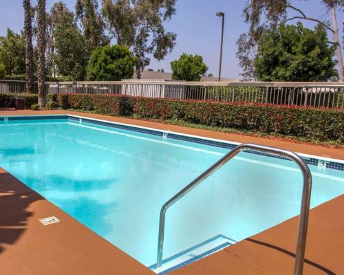Quality Inn Riverside near UCR and Downtownの敷地内または近くにあるプール