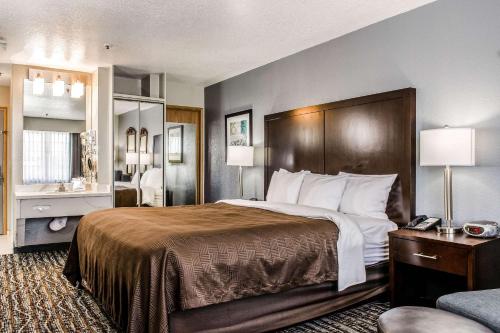 Clarion Hotel By Humboldt Bay في أوريكا: غرفة فندقية بسرير كبير وكرسي