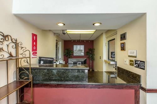 a lobby of a hospital with a waiting room at Econo Lodge Inn & Suites Riverside - Corona in Riverside