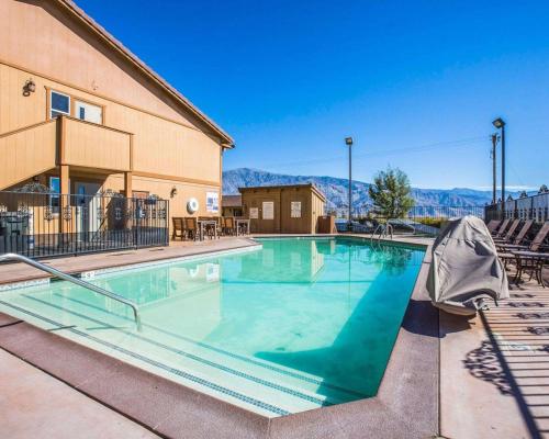 Kolam renang di atau dekat dengan Quality Inn Lone Pine near Mount Whitney