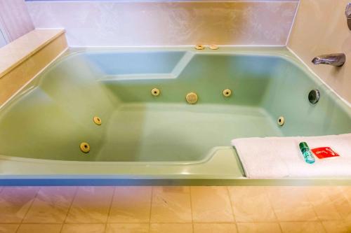 a green bath tub sitting in a bathroom at Econo Lodge Inn & Suites Riverside - Corona in Riverside