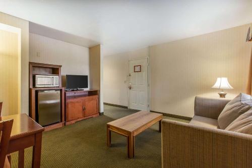 a living room with a couch and a tv at Econo Lodge Inn & Suites Riverside - Corona in Riverside