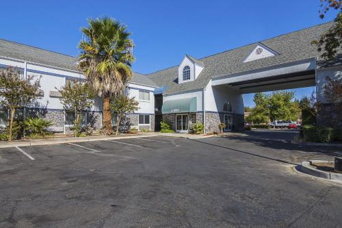 an empty parking lot in front of a building at Quality Inn Fresno Yosemite Airport in Fresno