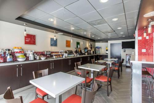 a restaurant with tables and chairs and a counter at Comfort Inn Los Angeles near Hollywood in Los Angeles